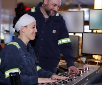 2 employees working together at a computer